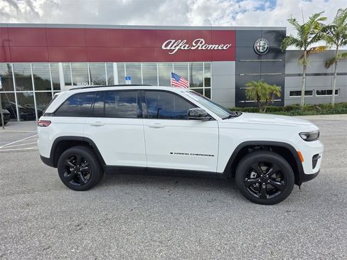Used 2022 Jeep Grand Cherokee Altitude image 3
