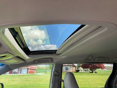 Used 2017 Toyota Sienna XLE image 13