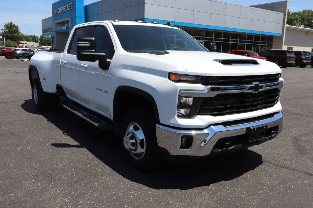 Used 2024 Chevrolet Silverado 3500 LT w/ All Star Edition AWD/4WD image 2