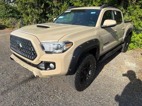 Used 2018 Toyota Tacoma TRD Sport w/ Technology Package AWD/4WD image 4
