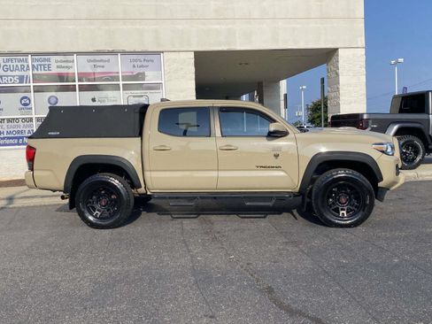 Used 2017 Toyota Tacoma TRD Sport AWD/4WD image 10