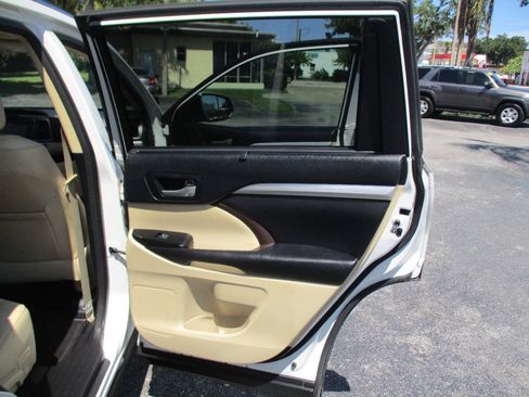 Used 2017 Toyota Highlander XLE FWD image 29