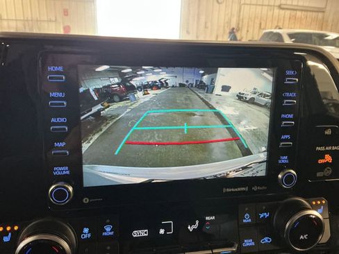 Used 2022 Toyota Highlander XLE AWD/4WD image 23