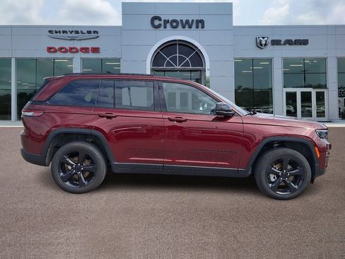 Used 2025 Jeep Grand Cherokee Limited w/ Black Appearance Package image 7