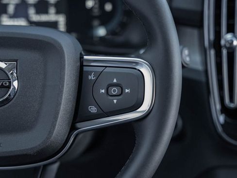 Certified 2025 Volvo XC40 B5 Ultra w/ Climate Package image 28