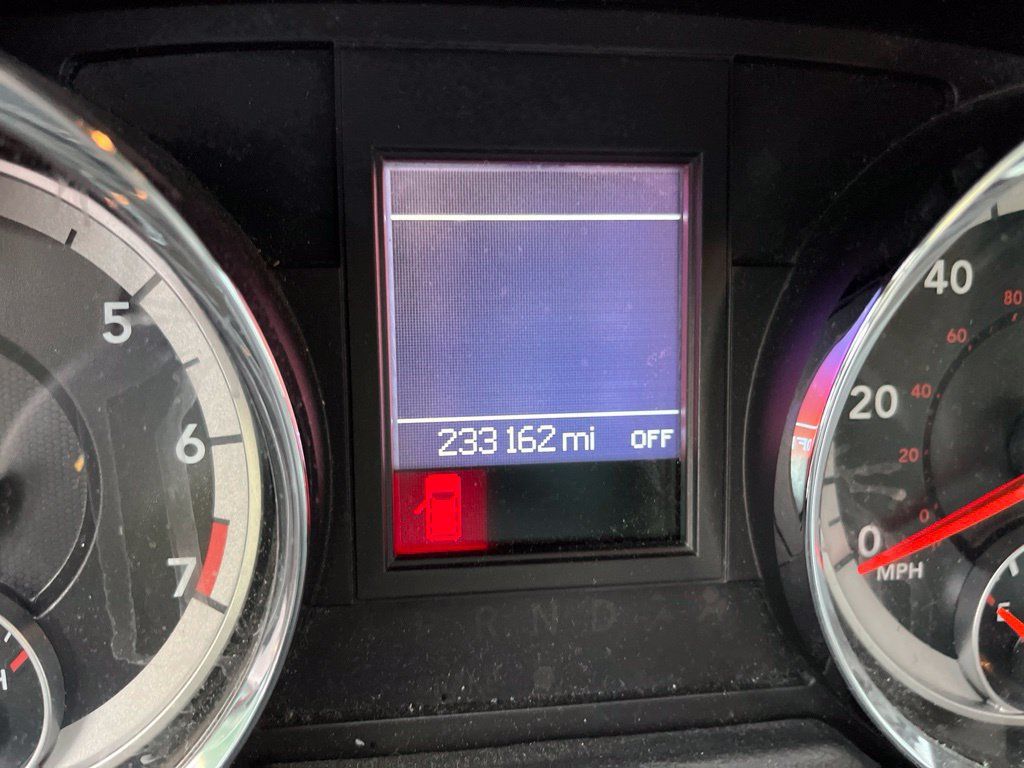 Used 2016 Dodge Grand Caravan SXT w/ UConnect Hands-Free Group FWD image 2
