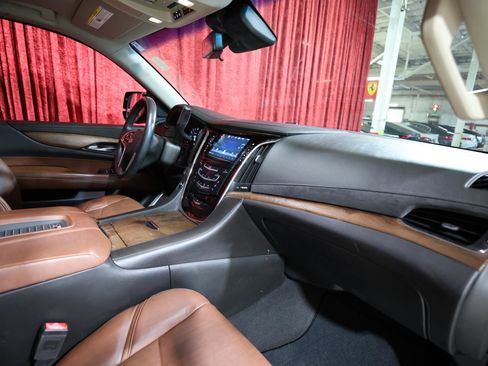 Used 2018 Cadillac Escalade Luxury image 27
