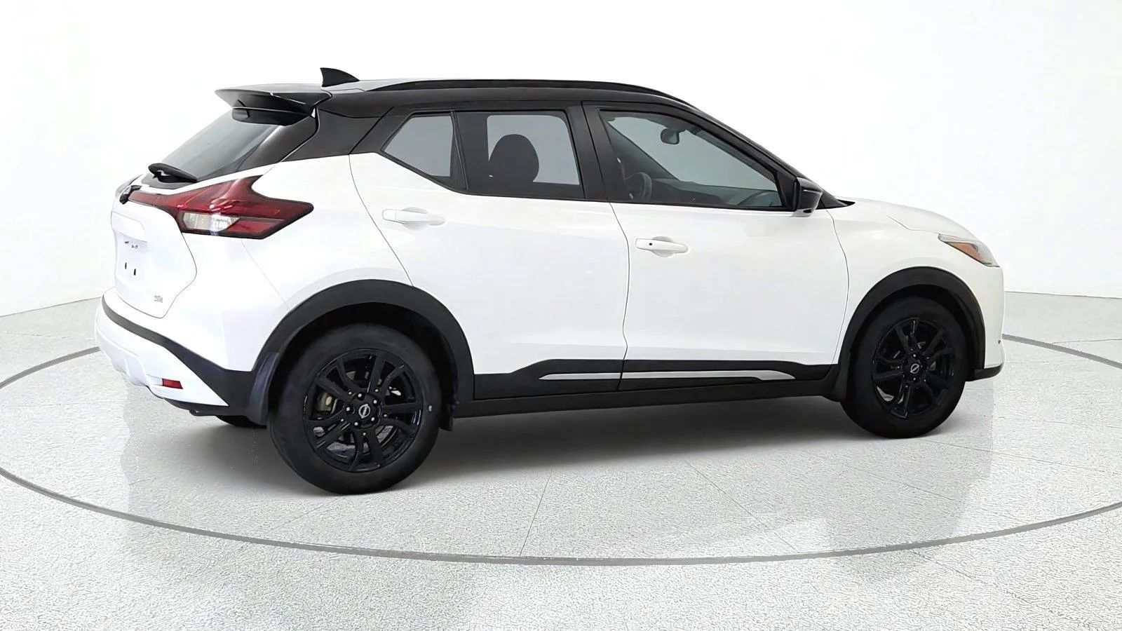 Used 2024 Nissan Kicks SR w/ SR Premium Package FWD image 9