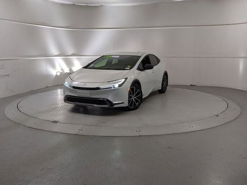 Used 2025 Toyota Prius XLE image 6