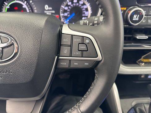 Certified 2024 Toyota Highlander XLE image 22