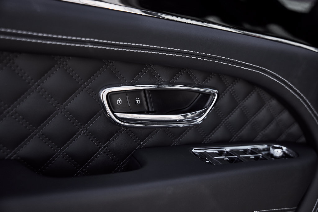 Used 2025 Bentley Bentayga AWD/4WD image 33