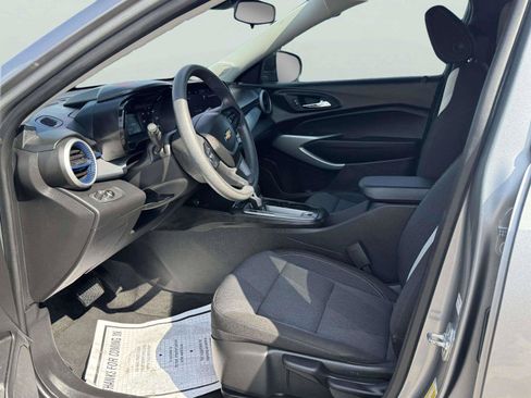 Used 2025 Chevrolet Trax LS w/ Driver Confidence Package FWD image 20