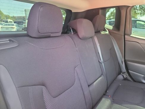 Used 2018 Jeep Renegade Altitude w/ UConnect 8.4 Nav Group FWD image 16