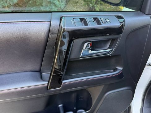 Used 2018 Toyota 4Runner TRD Off-Road Premium w/ Convenience Package AWD/4WD image 18