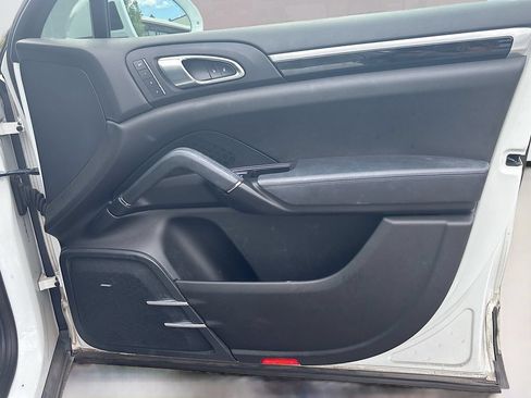 Used 2017 Porsche Cayenne AWD/4WD image 22