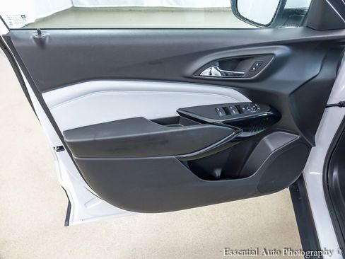 Used 2025 Chevrolet Trax LT w/ LT Convenience Package image 18