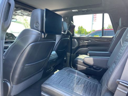 Used 2024 Cadillac Escalade Premium Luxury Platinum AWD/4WD image 4