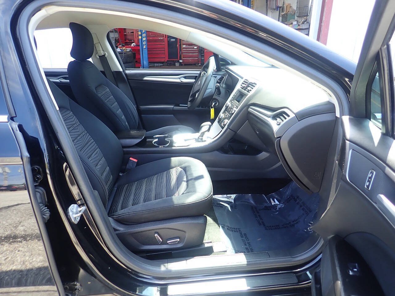 Used 2016 Ford Fusion SE FWD image 24