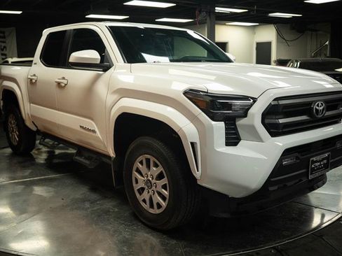 Used 2025 Toyota Tacoma SR5 AWD/4WD image 5