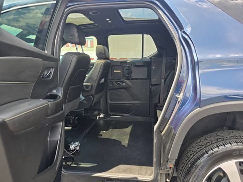 Used 2023 Chevrolet Traverse LT w/ LT Premium Package FWD image 24