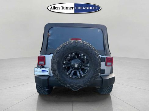 Used 2015 Jeep Wrangler Unlimited Rubicon w/ Connectivity Group image 5