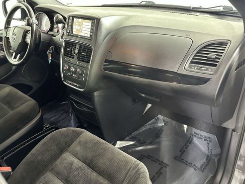 Used 2017 Dodge Grand Caravan SE FWD image 32