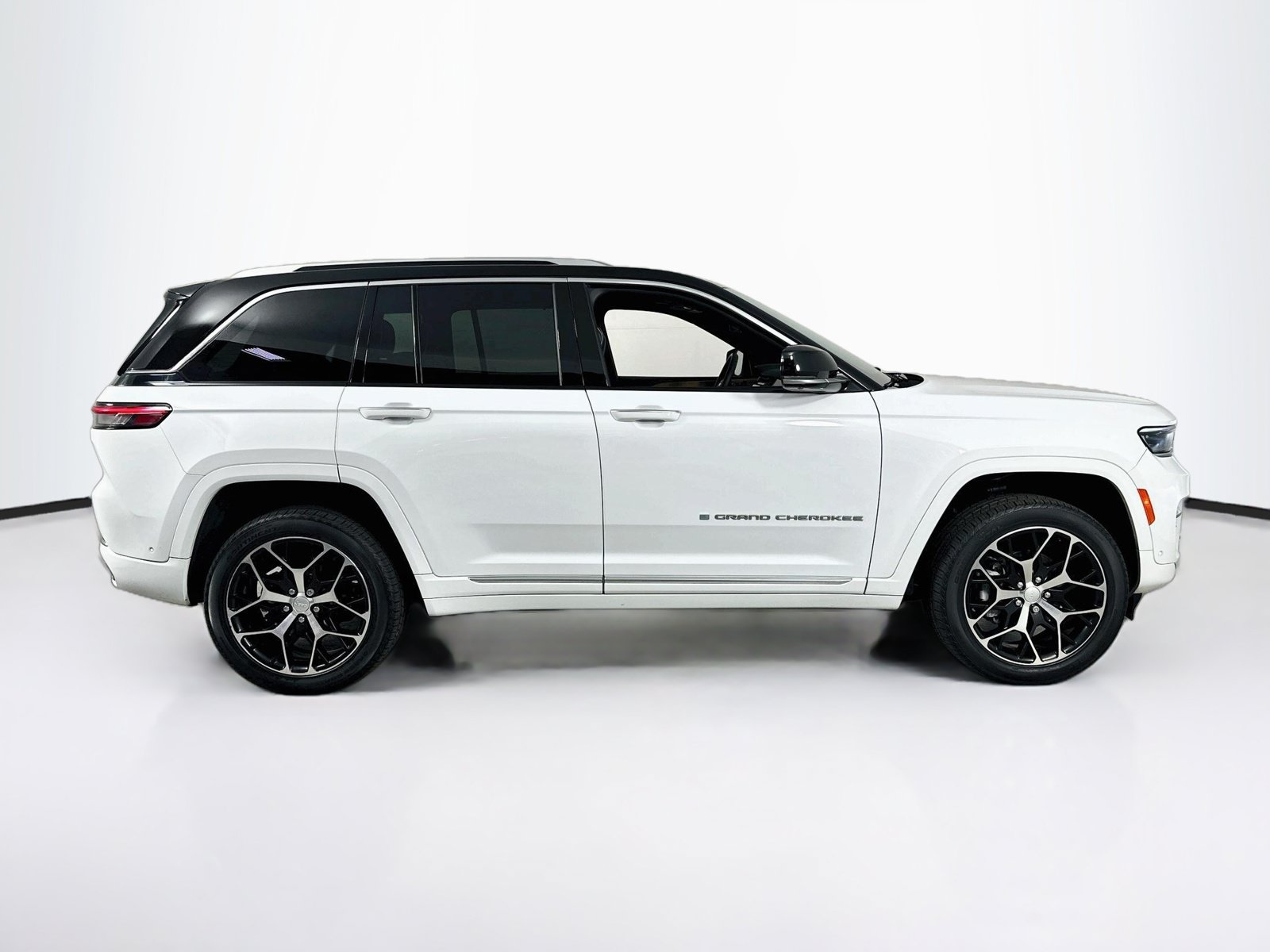Used 2023 Jeep Grand Cherokee Summit AWD/4WD image 4