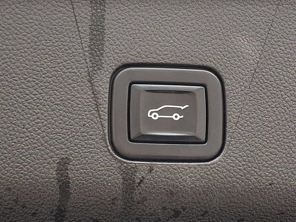 Used 2022 Chevrolet Suburban LT w/ LT Signature Plus Package AWD/4WD image 34