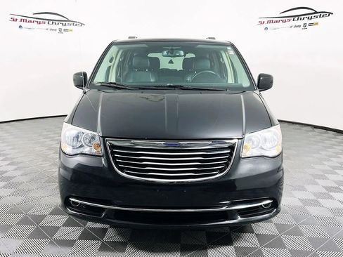 Used 2014 Chrysler Town & Country Touring image 3