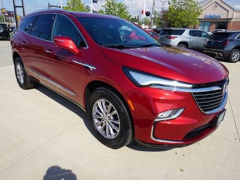 Used 2024 Buick Enclave Essence AWD/4WD image 2