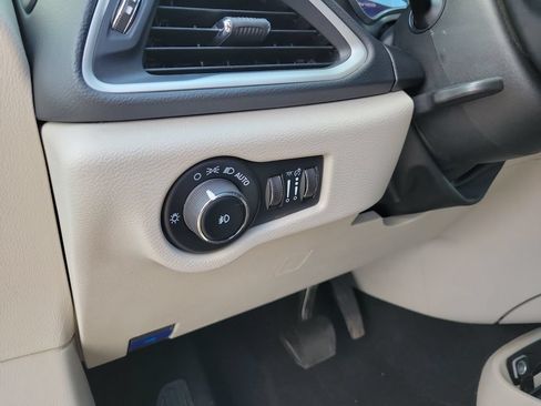 Used 2023 Chrysler Pacifica Touring-L FWD image 23