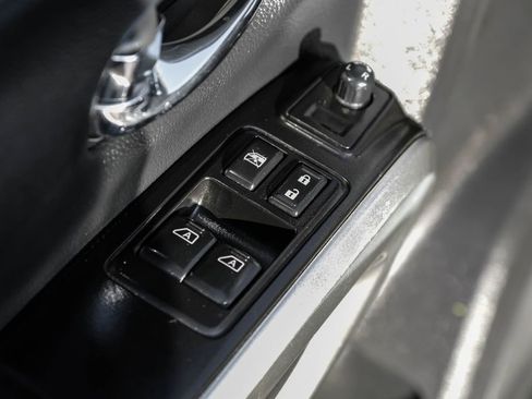 Used 2017 Nissan Titan SV image 37