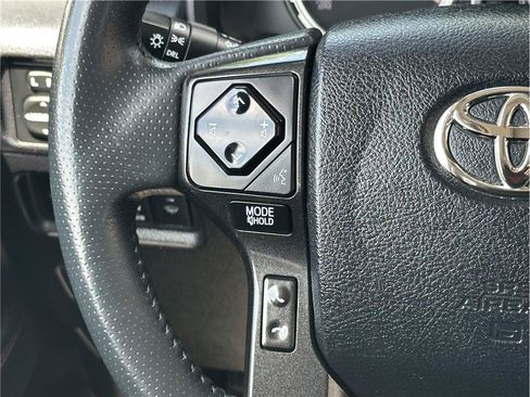 Used 2022 Toyota 4Runner TRD Off-Road Premium AWD/4WD image 22