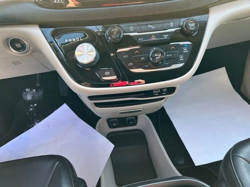Certified 2018 Chrysler Pacifica Touring-L image 14