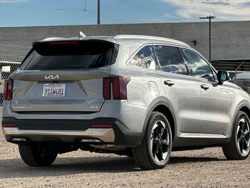 Used 2025 Kia Sorento EX image 4