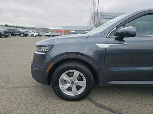 Used 2021 Kia Sorento LX image 19