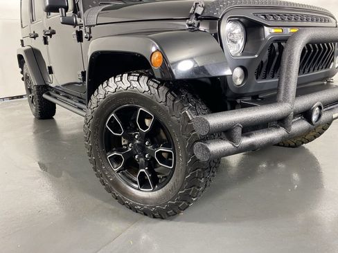 Used 2018 Jeep Wrangler Unlimited Sahara AWD/4WD image 4
