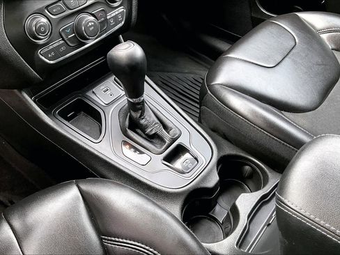 Used 2019 Jeep Cherokee Latitude Plus image 17