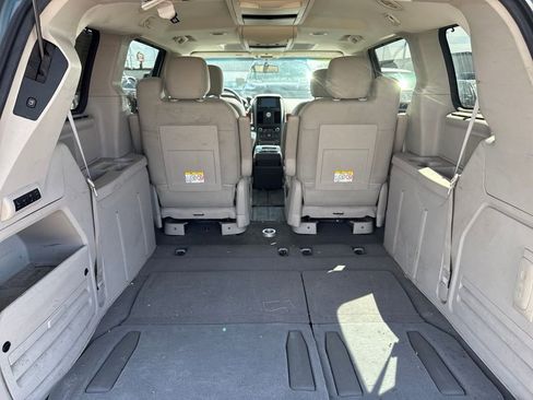 Used 2008 Chrysler Town & Country Touring FWD image 23