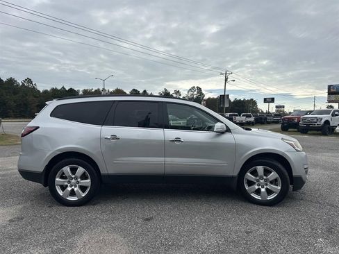 Used 2017 Chevrolet Traverse LT w/ Style and Technology Package image 4
