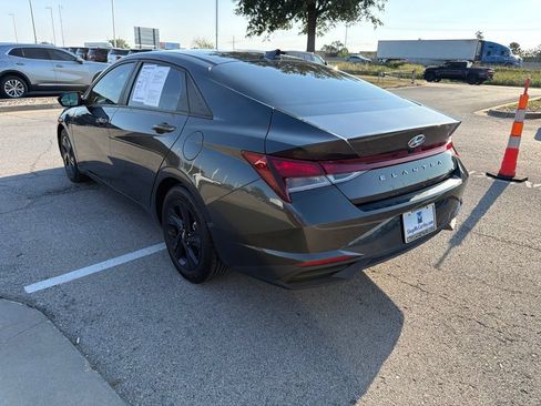 Used 2022 Hyundai Elantra SEL w/ Preferred Accessory Package FWD image 5