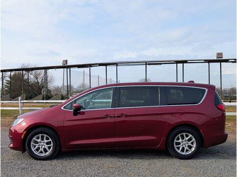 Used 2018 Chrysler Pacifica LX FWD image 4
