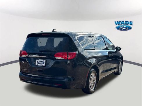 Used 2023 Chrysler Voyager LX image 5