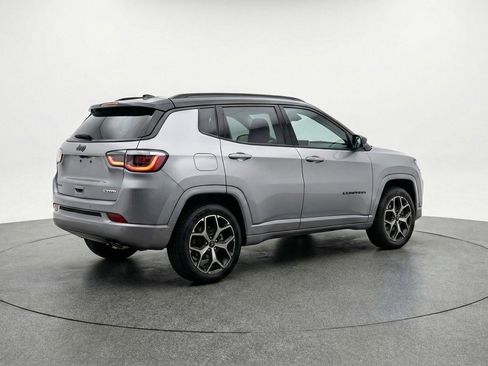 Used 2025 Jeep Compass Limited image 9