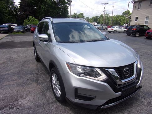 Used 2018 Nissan Rogue SV image 3