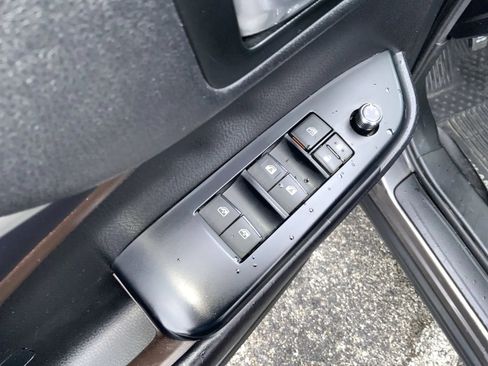 Used 2019 Toyota Highlander XLE AWD/4WD image 14