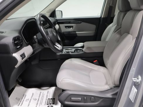 Used 2025 Honda Pilot Touring image 12