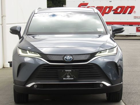 Used 2023 Toyota Venza XLE image 3