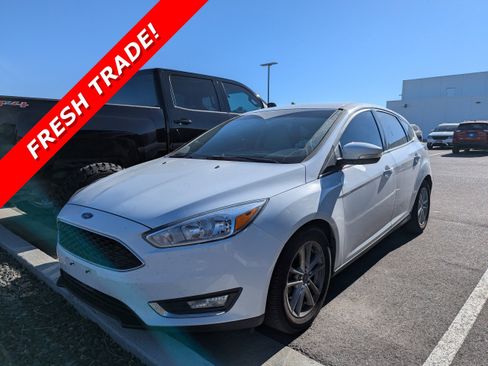 Used 2015 Ford Focus SE FWD image 1