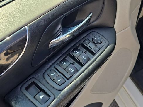 Used 2013 Chrysler Town & Country Touring FWD image 27